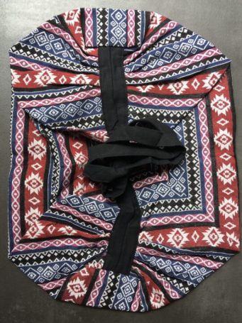 Borsa a sacca con cerniera, e piccola taschina interna di cotone, lunga 60cm, larga 45cm. si può indossare a tracolla, sulla spalla e a zaino. su instagram @sumoartigianato trovi foto indossata!SUMO artigianato shop online Bigiotteria, Orecchini, Anelli, Bracciali, Collane. Argento 925, Pezzi Unici, Handmade, Arredamento Etnico, Accessori, Zaini e Borse, e tanto altro ancora. Scopri il mondo SUMO, vieni a visitare i nostri negozi a Bologna e Vignola a Modena.