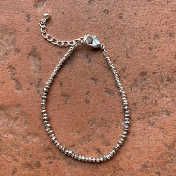 Bracciale in ottone con perline colorateSUMO artigianato shop online Bigiotteria, Orecchini, Anelli, Bracciali, Collane. Argento 925, Pezzi Unici, Handmade, Arredamento Etnico, Accessori, Zaini e Borse, e tanto altro ancora. Scopri il mondo SUMO, vieni a visitare i nostri negozi a Bologna e Vignola a Modena.