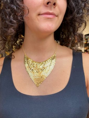 Collana con maglie morbide, doppio strato, cucite una sull’ altra, chiusura regolabile. SUMO artigianato shop online Bigiotteria, Orecchini, Anelli, Bracciali, Collane. Argento 925, Pezzi Unici, Handmade, Arredamento Etnico, Accessori, Zaini e Borse, e tanto altro ancora. Scopri il mondo SUMO, vieni a visitare i nostri negozi a Bologna e Vignola a Modena.