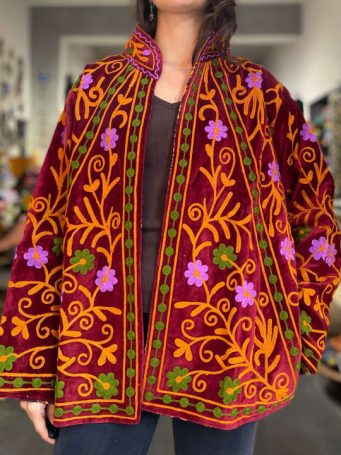 giacca ricamata suzani in 100% cotone reversibile, viola con ricami di fiori e foglie . Taglia modella 38 altezza modella 165 cm. SUMO artigianato shop online Bigiotteria, Orecchini, Anelli, Bracciali, Collane. Argento 925, Pezzi Unici, Handmade, Arredamento Etnico, Accessori, Zaini e Borse, e tanto altro ancora. Scopri il mondo SUMO, vieni a visitare i nostri negozi a Bologna e Vignola a Modena.