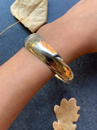 Bracciale rigido in ottone dorato a fascia pesante senza apertura , diametro 6,5 cm. SUMO artigianato shop online Bigiotteria, Orecchini, Anelli, Bracciali, Collane. Argento 925, Pezzi Unici, Handmade, Arredamento Etnico, Accessori, Zaini e Borse, e tanto altro ancora. Scopri il mondo SUMO, vieni a visitare i nostri negozi a Bologna e Vignola a Modena.