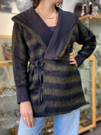 Gilet aperto realizzato a mano, taglia unica. ampia vestibilitá. taglia modella 40. altezza modella 1,73. SUMO artigianato shop online Bigiotteria, Orecchini, Anelli, Bracciali, Collane. Argento 925, Pezzi Unici, Handmade, Arredamento Etnico, Accessori, Zaini e Borse, e tanto altro ancora. Scopri il mondo SUMO, vieni a visitare i nostri negozi a Bologna e Vignola a Modena.