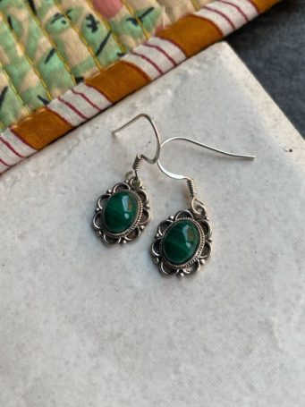 Orecchini in argento 925, con pietre dure, pietra maachite, lavorato, dimensione 3 cm compreso il gancio SUMO artigianato shop online Bigiotteria, Orecchini, Anelli, Bracciali, Collane. Argento 925, Pezzi Unici, Handmade, Arredamento Etnico, Accessori, Zaini e Borse, e tanto altro ancora. Scopri il mondo SUMO, vieni a visitare i nostri negozi a Bologna e Vignola a Modena.