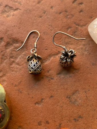 Orecchini in argento 925 a forma di ananas, misura 3x1 cm gancio compreso. SUMO artigianato shop online Bigiotteria, Orecchini, Anelli, Bracciali, Collane. Argento 925, Pezzi Unici, Handmade, Arredamento Etnico, Accessori, Zaini e Borse, e tanto altro ancora. Scopri il mondo SUMO, vieni a visitare i nostri negozi a Bologna e Vignola a Modena.