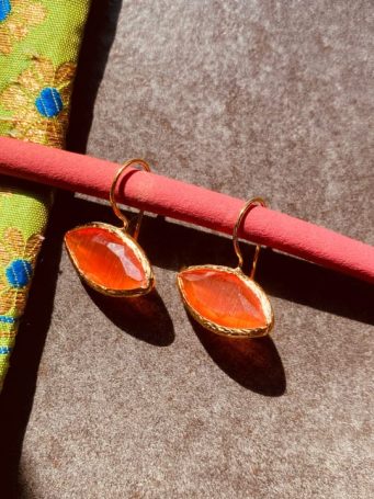 Orecchini colorati in zama dorata, con pietre dure ovale allungato, color sabbia, misura 2,5 cm. SUMO artigianato shop online Bigiotteria, Orecchini, Anelli, Bracciali, Collane. Argento 925, Pezzi Unici, Handmade, Arredamento Etnico, Accessori, Zaini e Borse, e tanto altro ancora. Scopri il mondo SUMO, vieni a visitare i nostri negozi a Bologna e Vignola a Modena.