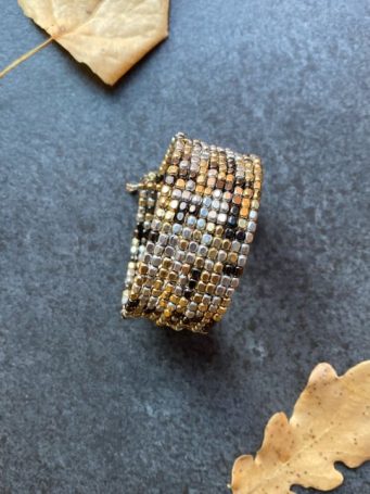 Bracciale rigido in ottone dorato e argentato con file di palline, adatto a tutti. SUMO artigianato shop online Bigiotteria, Orecchini, Anelli, Bracciali, Collane. Argento 925, Pezzi Unici, Handmade, Arredamento Etnico, Accessori, Zaini e Borse, e tanto altro ancora. Scopri il mondo SUMO, vieni a visitare i nostri negozi a Bologna e Vignola a Modena.