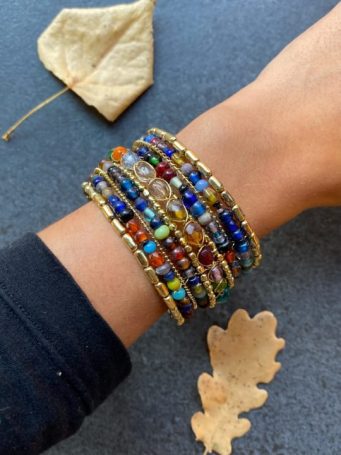 Bracciale rigido in ottone dorato con file di palline colorate, adatto a tutti. SUMO artigianato shop online Bigiotteria, Orecchini, Anelli, Bracciali, Collane. Argento 925, Pezzi Unici, Handmade, Arredamento Etnico, Accessori, Zaini e Borse, e tanto altro ancora. Scopri il mondo SUMO, vieni a visitare i nostri negozi a Bologna e Vignola a Modena.