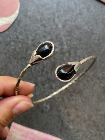 Bracciale rigido ottone argentato con pietre dure bocciolo a goccia , regolabile adatto a tutti, base scalfita che dona luminosità.SUMO artigianato shop online Bigiotteria, Orecchini, Anelli, Bracciali, Collane. Argento 925, Pezzi Unici, Handmade, Arredamento Etnico, Accessori, Zaini e Borse, e tanto altro ancora. Scopri il mondo SUMO, vieni a visitare i nostri negozi a Bologna e Vignola a Modena.