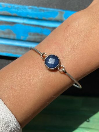 Bracciale in zama argentata, rigido, sottile. Chiuso con pietra. SUMO artigianato shop online Bigiotteria, Orecchini, Anelli, Bracciali, Collane. Argento 925, Pezzi Unici, Handmade, Arredamento Etnico, Accessori, Zaini e Borse, e tanto altro ancora. Scopri il mondo SUMO, vieni a visitare i nostri negozi a Bologna e Vignola a Modena.