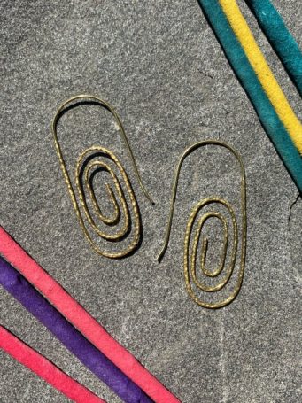 Orecchini in metallo dorato a forma di spirale ovale sfaccettata , misura 6x2cm. SUMO artigianato shop online Bigiotteria, Orecchini, Anelli, Bracciali, Collane. Argento 925, Pezzi Unici, Handmade, Arredamento Etnico, Accessori, Zaini e Borse, e tanto altro ancora. Scopri il mondo SUMO, vieni a visitare i nostri negozi a Bologna e Vignola a Modena.