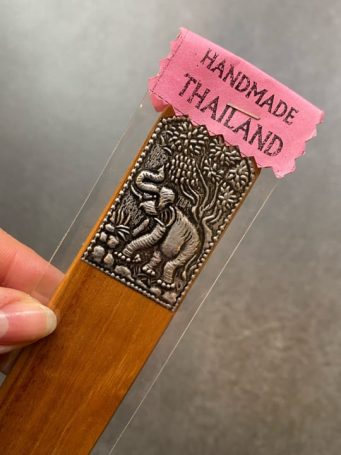 Segnalibro handmade tailandese in legno con dettaglio in metallo lavorato elefante, misura 19x3 cm. SUMO artigianato shop online Bigiotteria, Orecchini, Anelli, Bracciali, Collane. Argento 925, Pezzi Unici, Handmade, Arredamento Etnico, Accessori, Zaini e Borse, e tanto altro ancora. Scopri il mondo SUMO, vieni a visitare i nostri negozi a Bologna e Vignola a Modena.