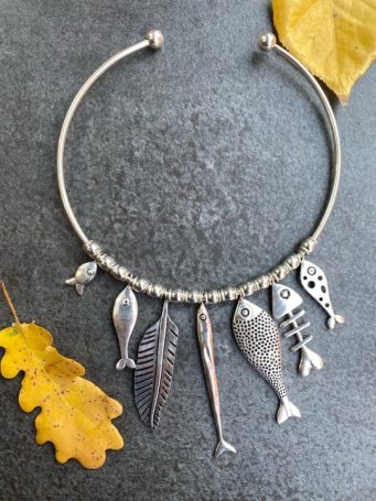 Plana rigida in ottone argentato, regolabile con ciondoli mobili a forma di pesci SUMO artigianato shop online Bigiotteria, Orecchini, Anelli, Bracciali, Collane. Argento 925, Pezzi Unici, Handmade, Arredamento Etnico, Accessori, Zaini e Borse, e tanto altro ancora. Scopri il mondo SUMO, vieni a visitare i nostri negozi a Bologna e Vignola a Modena.