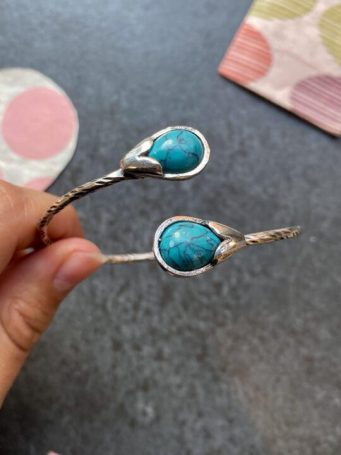 Bracciale rigido ottone argentato con pietre dure bocciolo a goccia , regolabile adatto a tutti, base scalfita che dona luminosità.SUMO artigianato shop online Bigiotteria, Orecchini, Anelli, Bracciali, Collane. Argento 925, Pezzi Unici, Handmade, Arredamento Etnico, Accessori, Zaini e Borse, e tanto altro ancora. Scopri il mondo SUMO, vieni a visitare i nostri negozi a Bologna e Vignola a Modena.