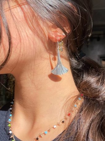 Pendenti metallo argento liscio ginkgo biloba foglia , lunghezza con gancio 5,5cm . SUMO artigianato shop online Bigiotteria, Orecchini, Anelli, Bracciali, Collane. Argento 925, Pezzi Unici, Handmade, Arredamento Etnico, Accessori, Zaini e Borse, e tanto altro ancora. Scopri il mondo SUMO, vieni a visitare i nostri negozi a Bologna e Vignola a Modena.