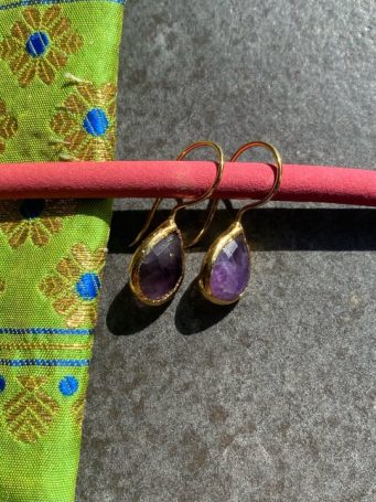 Orecchini colorati in zama dorata, con pietre dure a goccia, misura 2,8 cm. SUMO artigianato shop online Bigiotteria, Orecchini, Anelli, Bracciali, Collane. Argento 925, Pezzi Unici, Handmade, Arredamento Etnico, Accessori, Zaini e Borse, e tanto altro ancora. Scopri il mondo SUMO, vieni a visitare i nostri negozi a Bologna e Vignola a Modena.