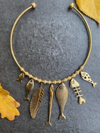 Plana rigida in ottone dorato, regolabile con ciondoli mobili a forma di pesci SUMO artigianato shop online Bigiotteria, Orecchini, Anelli, Bracciali, Collane. Argento 925, Pezzi Unici, Handmade, Arredamento Etnico, Accessori, Zaini e Borse, e tanto altro ancora. Scopri il mondo SUMO, vieni a visitare i nostri negozi a Bologna e Vignola a Modena.