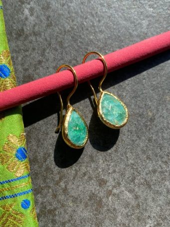 Orecchini colorati in zama dorata, con pietre dure a goccia, misura 2,8 cm. SUMO artigianato shop online Bigiotteria, Orecchini, Anelli, Bracciali, Collane. Argento 925, Pezzi Unici, Handmade, Arredamento Etnico, Accessori, Zaini e Borse, e tanto altro ancora. Scopri il mondo SUMO, vieni a visitare i nostri negozi a Bologna e Vignola a Modena.