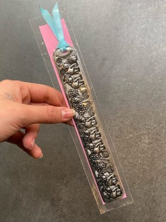 Segnalibro handmade tailandese in metallo con dettaglio lavorato elefanti e nastrino finale azzurro, misura 19x3 cm. SUMO artigianato shop online Bigiotteria, Orecchini, Anelli, Bracciali, Collane. Argento 925, Pezzi Unici, Handmade, Arredamento Etnico, Accessori, Zaini e Borse, e tanto altro ancora. Scopri il mondo SUMO, vieni a visitare i nostri negozi a Bologna e Vignola a Modena.