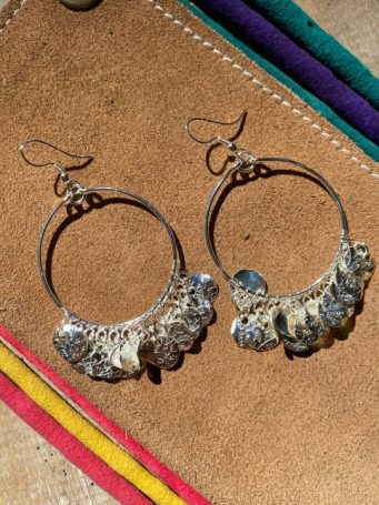 Pendenti metallo argentato cerchi con monetine floreali, lunghezza con gancio 7,5cm. SUMO artigianato shop online Bigiotteria, Orecchini, Anelli, Bracciali, Collane. Argento 925, Pezzi Unici, Handmade, Arredamento Etnico, Accessori, Zaini e Borse, e tanto altro ancora. Scopri il mondo SUMO, vieni a visitare i nostri negozi a Bologna e Vignola a Modena.