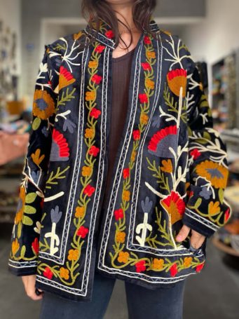 giacca ricamata suzani in 100% cotone reversibile, viola con ricami di fiori e foglie . Taglia modella 38 altezza modella 165 cm. SUMO artigianato shop online Bigiotteria, Orecchini, Anelli, Bracciali, Collane. Argento 925, Pezzi Unici, Handmade, Arredamento Etnico, Accessori, Zaini e Borse, e tanto altro ancora. Scopri il mondo SUMO, vieni a visitare i nostri negozi a Bologna e Vignola a Modena.