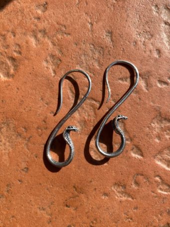 Pendenti metallo argentato lunghi serpente dilatatore, lunghezza con gancio 5.5cm . SUMO artigianato shop online Bigiotteria, Orecchini, Anelli, Bracciali, Collane. Argento 925, Pezzi Unici, Handmade, Arredamento Etnico, Accessori, Zaini e Borse, e tanto altro ancora. Scopri il mondo SUMO, vieni a visitare i nostri negozi a Bologna e Vignola a Modena.