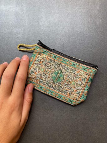 Pochette a fantasia con fili dorati. dimensioni pochette 9x13 cm. SUMO artigianato shop online Bigiotteria, Orecchini, Anelli, Bracciali, Collane. Argento 925, Pezzi Unici, Handmade, Arredamento Etnico, Accessori, Zaini e Borse, e tanto altro ancora. Scopri il mondo SUMO, vieni a visitare i nostri negozi a Bologna e Vignola a Modena.