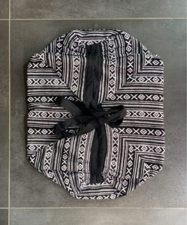 Borsa a sacca con cerniera, e piccola taschina interna di cotone, lunga 60cm, larga 45cm. si può indossare a tracolla, sulla spalla e a zaino. su instagram @sumoartigianato trovi foto indossata!SUMO artigianato shop online Bigiotteria, Orecchini, Anelli, Bracciali, Collane. Argento 925, Pezzi Unici, Handmade, Arredamento Etnico, Accessori, Zaini e Borse, e tanto altro ancora. Scopri il mondo SUMO, vieni a visitare i nostri negozi a Bologna e Vignola a Modena.