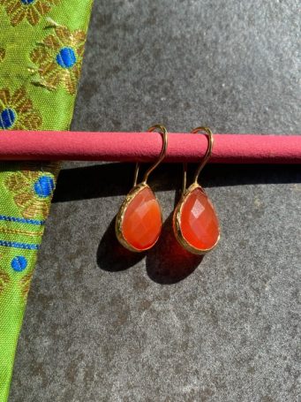 Orecchini colorati in zama dorata, con pietre dure a goccia, misura 2,8 cm. SUMO artigianato shop online Bigiotteria, Orecchini, Anelli, Bracciali, Collane. Argento 925, Pezzi Unici, Handmade, Arredamento Etnico, Accessori, Zaini e Borse, e tanto altro ancora. Scopri il mondo SUMO, vieni a visitare i nostri negozi a Bologna e Vignola a Modena.