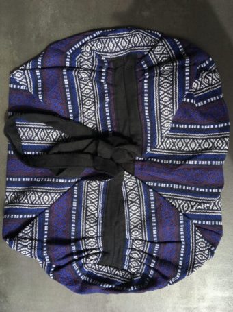 Borsa a sacca con cerniera, e piccola taschina interna di cotone, lunga 60cm, larga 45cm. si può indossare a tracolla, sulla spalla e a zaino. su instagram @sumoartigianato trovi foto indossata!SUMO artigianato shop online Bigiotteria, Orecchini, Anelli, Bracciali, Collane. Argento 925, Pezzi Unici, Handmade, Arredamento Etnico, Accessori, Zaini e Borse, e tanto altro ancora. Scopri il mondo SUMO, vieni a visitare i nostri negozi a Bologna e Vignola a Modena.