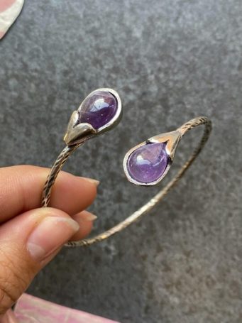 Bracciale rigido ottone argentato con pietre dure bocciolo a goccia , regolabile adatto a tutti, base scalfita che dona luminosità.SUMO artigianato shop online Bigiotteria, Orecchini, Anelli, Bracciali, Collane. Argento 925, Pezzi Unici, Handmade, Arredamento Etnico, Accessori, Zaini e Borse, e tanto altro ancora. Scopri il mondo SUMO, vieni a visitare i nostri negozi a Bologna e Vignola a Modena.