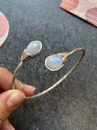 Bracciale rigido ottone argentato con pietre dure bocciolo a goccia , regolabile adatto a tutti, base scalfita che dona luminosità.SUMO artigianato shop online Bigiotteria, Orecchini, Anelli, Bracciali, Collane. Argento 925, Pezzi Unici, Handmade, Arredamento Etnico, Accessori, Zaini e Borse, e tanto altro ancora. Scopri il mondo SUMO, vieni a visitare i nostri negozi a Bologna e Vignola a Modena.