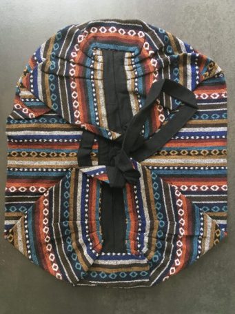 Borsa a sacca con cerniera, e piccola taschina interna di cotone, lunga 60cm, larga 45cm. si può indossare a tracolla, sulla spalla e a zaino. su instagram @sumoartigianato trovi foto indossata!SUMO artigianato shop online Bigiotteria, Orecchini, Anelli, Bracciali, Collane. Argento 925, Pezzi Unici, Handmade, Arredamento Etnico, Accessori, Zaini e Borse, e tanto altro ancora. Scopri il mondo SUMO, vieni a visitare i nostri negozi a Bologna e Vignola a Modena.