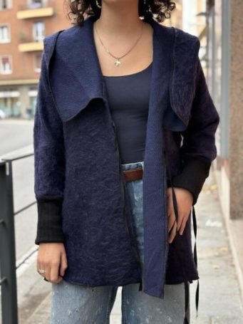 Giacca misto lana, blu con rifiniture nere, cappuccio ampio, chiusura con laccio nel sotto seno. misure: lunghezza 80cm, manica 60cm con polsino risvoltabile. altezza modella 173cm, taglia modella 44. SUMO artigianato shop online Bigiotteria, Orecchini, Anelli, Bracciali, Collane. Argento 925, Pezzi Unici, Handmade, Arredamento Etnico, Accessori, Zaini e Borse, e tanto altro ancora. Scopri il mondo SUMO, vieni a visitare i nostri negozi a Bologna e Vignola a Modena.