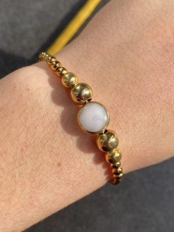 Bracciale dorato in ottone con pietra bianca, misura 16cm+3cm di regolazione.SUMO artigianato shop online Bigiotteria, Orecchini, Anelli, Bracciali, Collane. Argento 925, Pezzi Unici, Handmade, Arredamento Etnico, Accessori, Zaini e Borse, e tanto altro ancora. Scopri il mondo SUMO, vieni a visitare i nostri negozi a Bologna e Vignola a Modena.