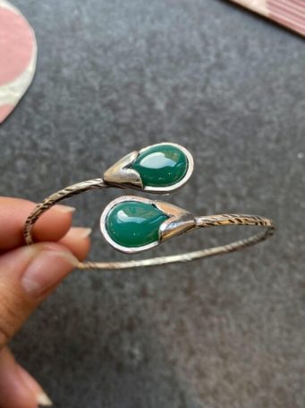 Bracciale rigido ottone argentato con pietre dure bocciolo a goccia , regolabile adatto a tutti, base scalfita che dona luminosità.SUMO artigianato shop online Bigiotteria, Orecchini, Anelli, Bracciali, Collane. Argento 925, Pezzi Unici, Handmade, Arredamento Etnico, Accessori, Zaini e Borse, e tanto altro ancora. Scopri il mondo SUMO, vieni a visitare i nostri negozi a Bologna e Vignola a Modena.
