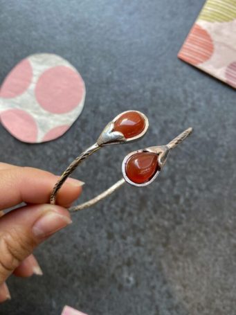 Bracciale rigido ottone argentato con pietre dure bocciolo a goccia , regolabile adatto a tutti, base scalfita che dona luminosità.SUMO artigianato shop online Bigiotteria, Orecchini, Anelli, Bracciali, Collane. Argento 925, Pezzi Unici, Handmade, Arredamento Etnico, Accessori, Zaini e Borse, e tanto altro ancora. Scopri il mondo SUMO, vieni a visitare i nostri negozi a Bologna e Vignola a Modena.