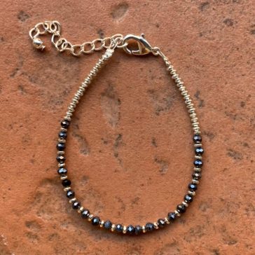 Bracciale in ottone con perline colorateSUMO artigianato shop online Bigiotteria, Orecchini, Anelli, Bracciali, Collane. Argento 925, Pezzi Unici, Handmade, Arredamento Etnico, Accessori, Zaini e Borse, e tanto altro ancora. Scopri il mondo SUMO, vieni a visitare i nostri negozi a Bologna e Vignola a Modena.