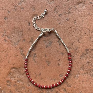 Bracciale in ottone con perline colorateSUMO artigianato shop online Bigiotteria, Orecchini, Anelli, Bracciali, Collane. Argento 925, Pezzi Unici, Handmade, Arredamento Etnico, Accessori, Zaini e Borse, e tanto altro ancora. Scopri il mondo SUMO, vieni a visitare i nostri negozi a Bologna e Vignola a Modena.
