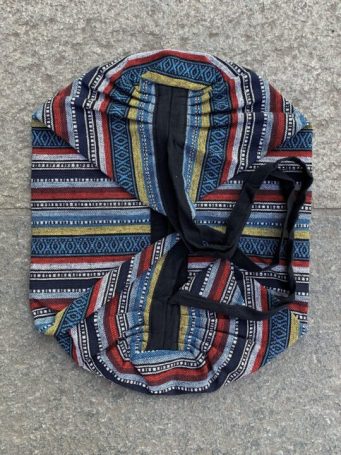 Borsa a sacca con cerniera, e piccola taschina interna di cotone. si può indossare a tracolla, su spalla e a zaino.SUMO artigianato shop online Bigiotteria, Orecchini, Anelli, Bracciali, Collane. Argento 925, Pezzi Unici, Handmade, Arredamento Etnico, Accessori, Zaini e Borse, e tanto altro ancora. Scopri il mondo SUMO, vieni a visitare i nostri negozi a Bologna e Vignola a Modena.