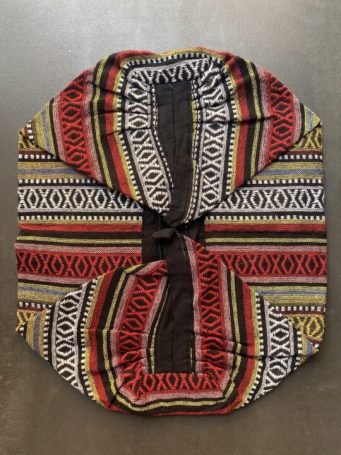 Borsa a sacca con cerniera, e piccola taschina interna di cotone. si può indossare a tracolla, su spalla e a zaino.SUMO artigianato shop online Bigiotteria, Orecchini, Anelli, Bracciali, Collane. Argento 925, Pezzi Unici, Handmade, Arredamento Etnico, Accessori, Zaini e Borse, e tanto altro ancora. Scopri il mondo SUMO, vieni a visitare i nostri negozi a Bologna e Vignola a Modena.