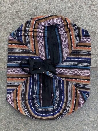 Borsa a sacca con cerniera, e piccola taschina interna di cotone. si può indossare a tracolla, su spalla e a zaino.SUMO artigianato shop online Bigiotteria, Orecchini, Anelli, Bracciali, Collane. Argento 925, Pezzi Unici, Handmade, Arredamento Etnico, Accessori, Zaini e Borse, e tanto altro ancora. Scopri il mondo SUMO, vieni a visitare i nostri negozi a Bologna e Vignola a Modena.
