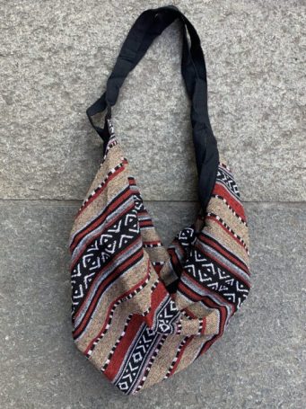 Borsa a sacca con cerniera, e piccola taschina interna di cotone, lunga 60cm, larga 45cm. si può indossare a tracolla, sulla spalla e a zaino. su instagram @sumoartigianato trovi foto indossata!SUMO artigianato shop online Bigiotteria, Orecchini, Anelli, Bracciali, Collane. Argento 925, Pezzi Unici, Handmade, Arredamento Etnico, Accessori, Zaini e Borse, e tanto altro ancora. Scopri il mondo SUMO, vieni a visitare i nostri negozi a Bologna e Vignola a Modena.