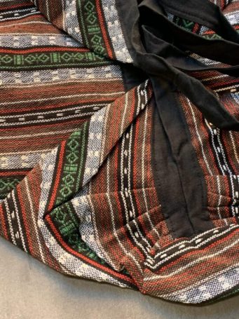Borsa a sacca con cerniera, e piccola taschina interna di cotone. si può indossare a tracolla, su spalla e a zaino.SUMO artigianato shop online Bigiotteria, Orecchini, Anelli, Bracciali, Collane. Argento 925, Pezzi Unici, Handmade, Arredamento Etnico, Accessori, Zaini e Borse, e tanto altro ancora. Scopri il mondo SUMO, vieni a visitare i nostri negozi a Bologna e Vignola a Modena.